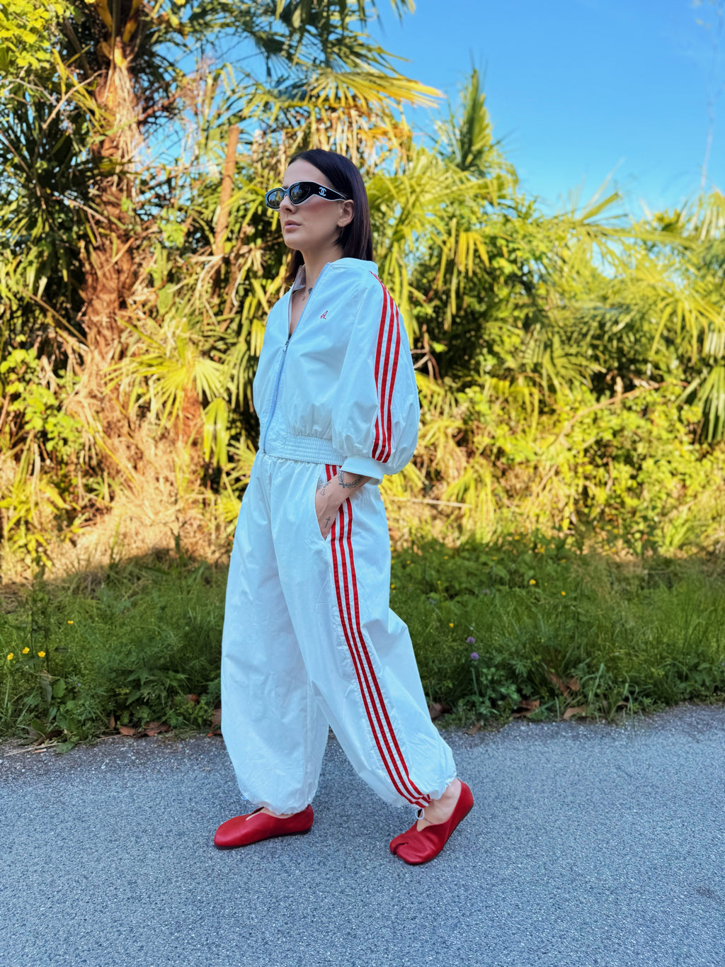 Completo Sport-Chic AMATI Bianco con Bande Rosse