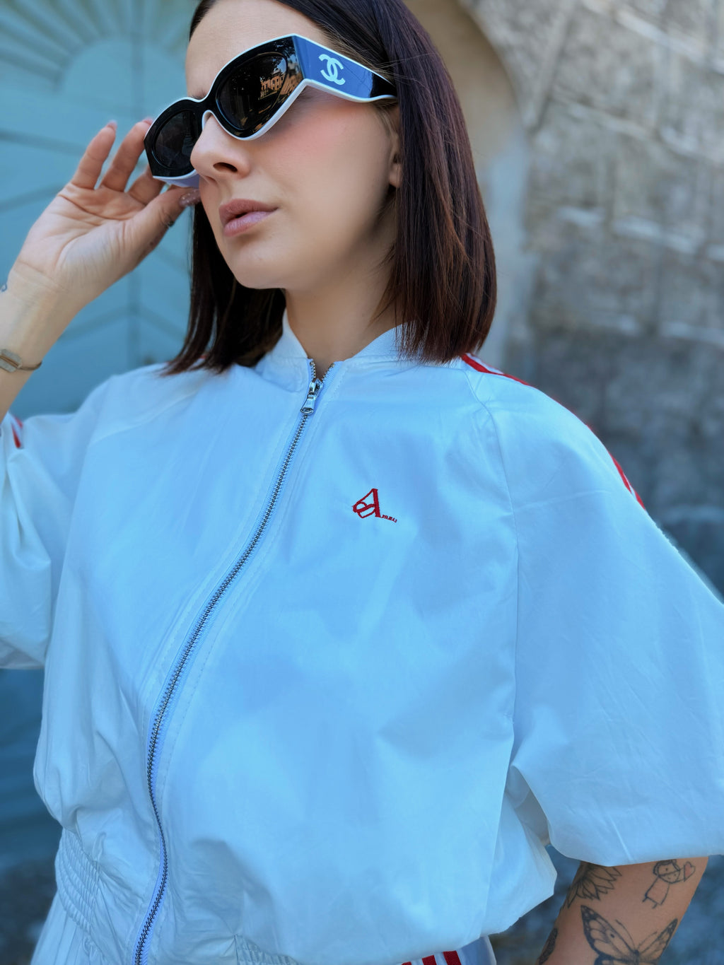 Completo Sport-Chic AMATI Bianco con Bande Rosse