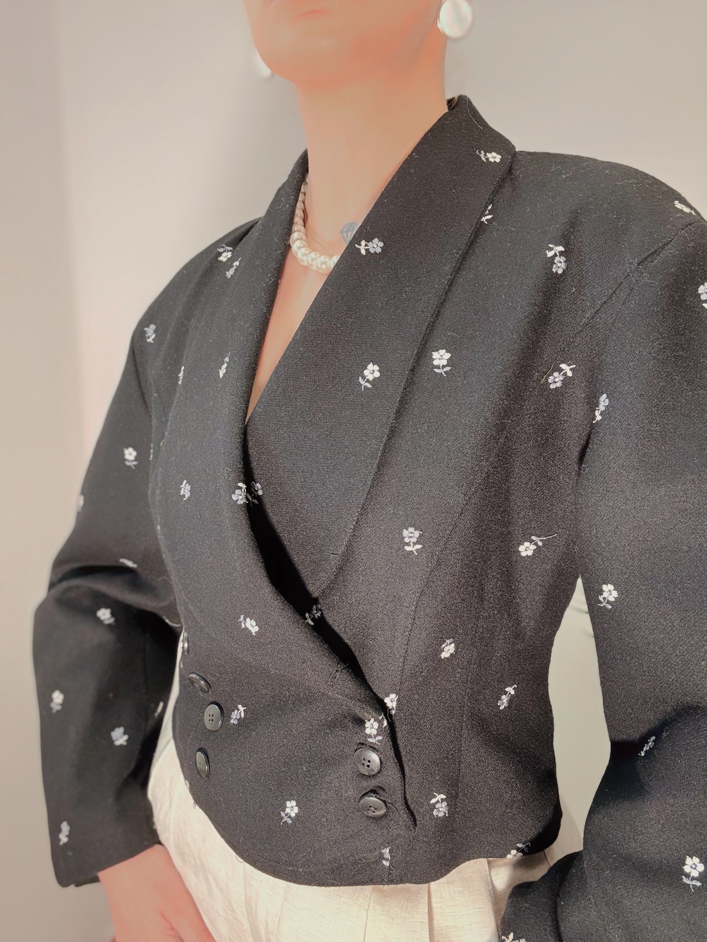 Giacca Vintage Cropped con Ricami Floreali