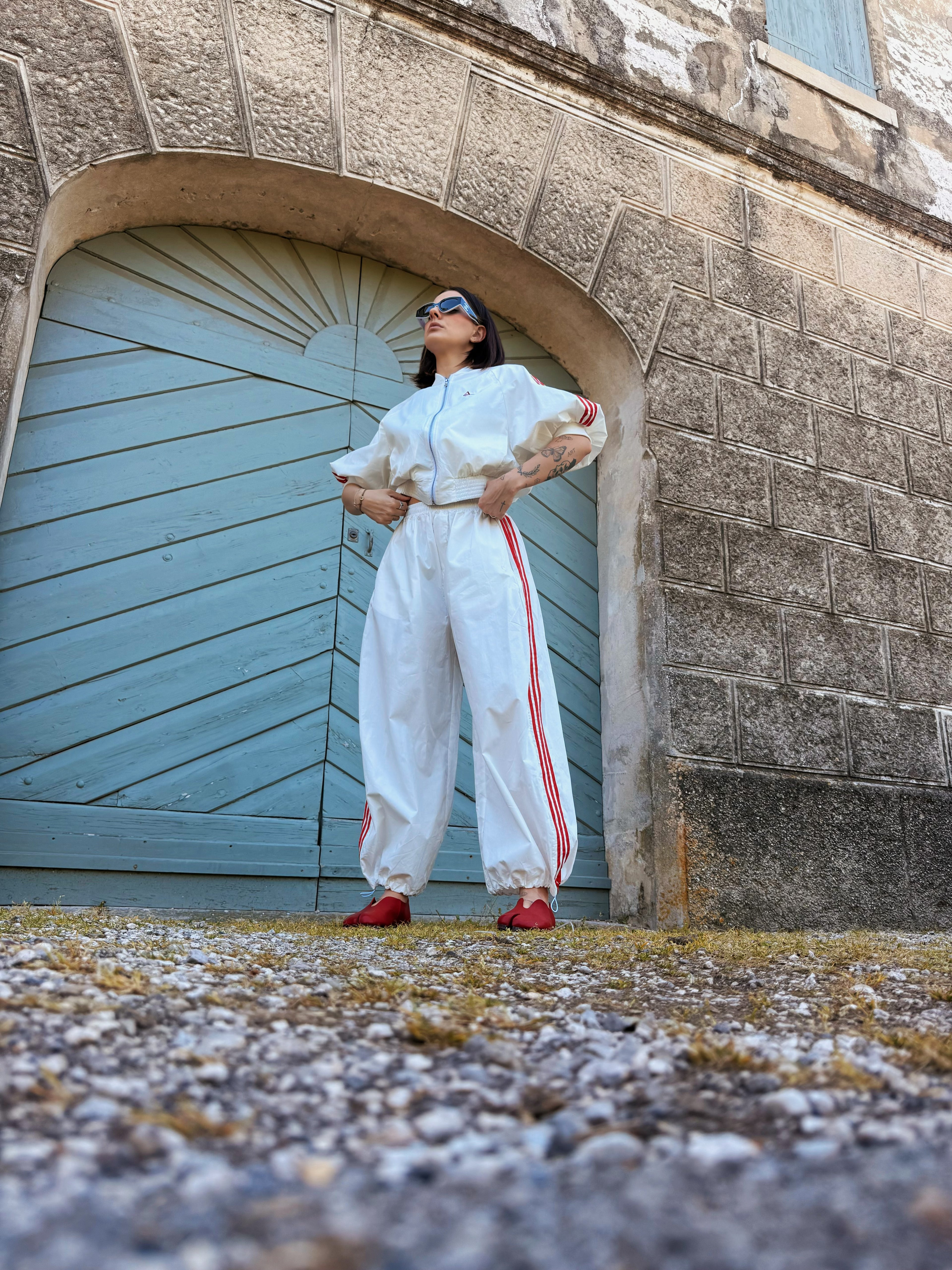 Completo Sport-Chic AMATI Bianco con Bande Rosse