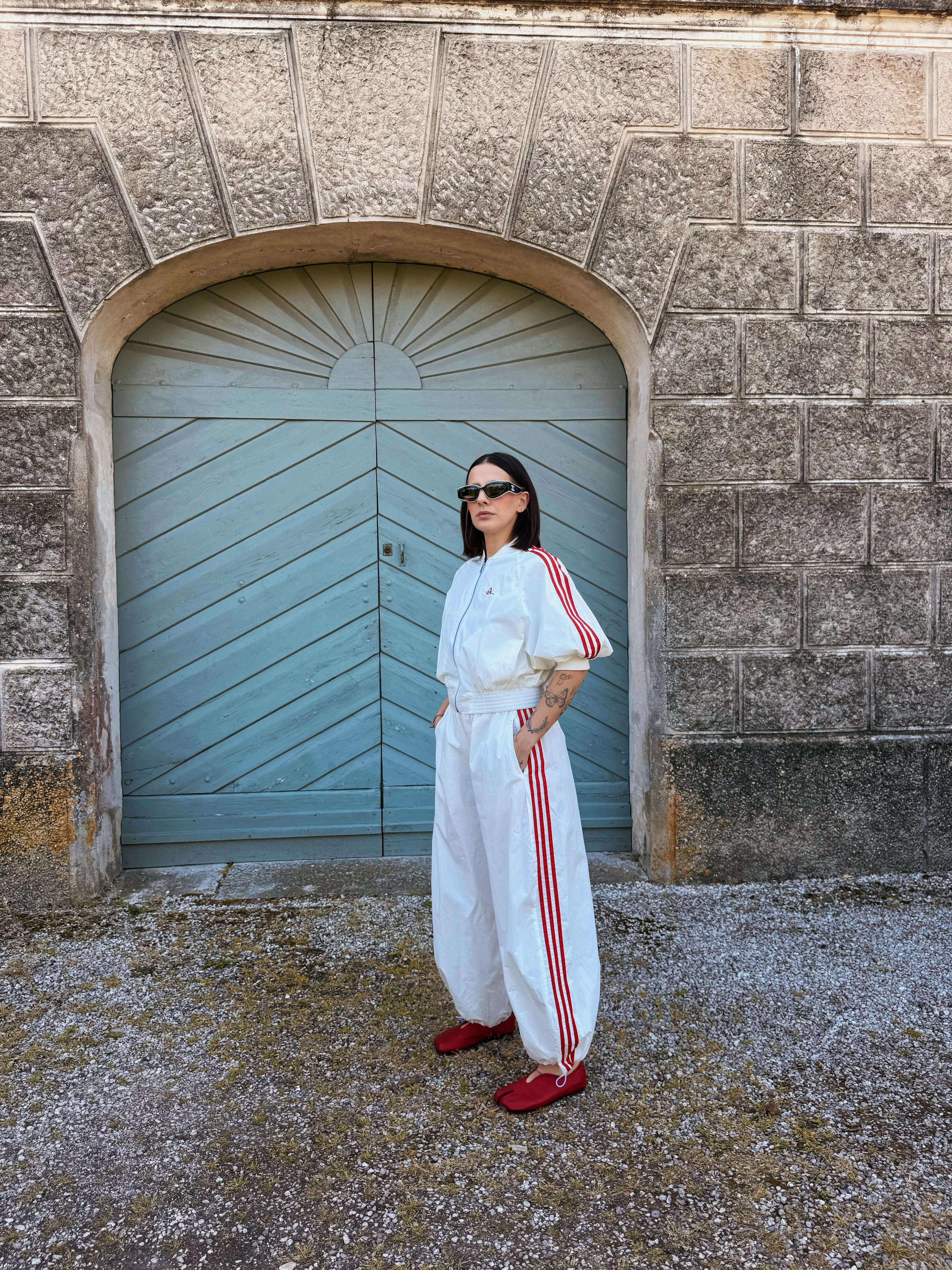 Completo Sport-Chic AMATI Bianco con Bande Rosse