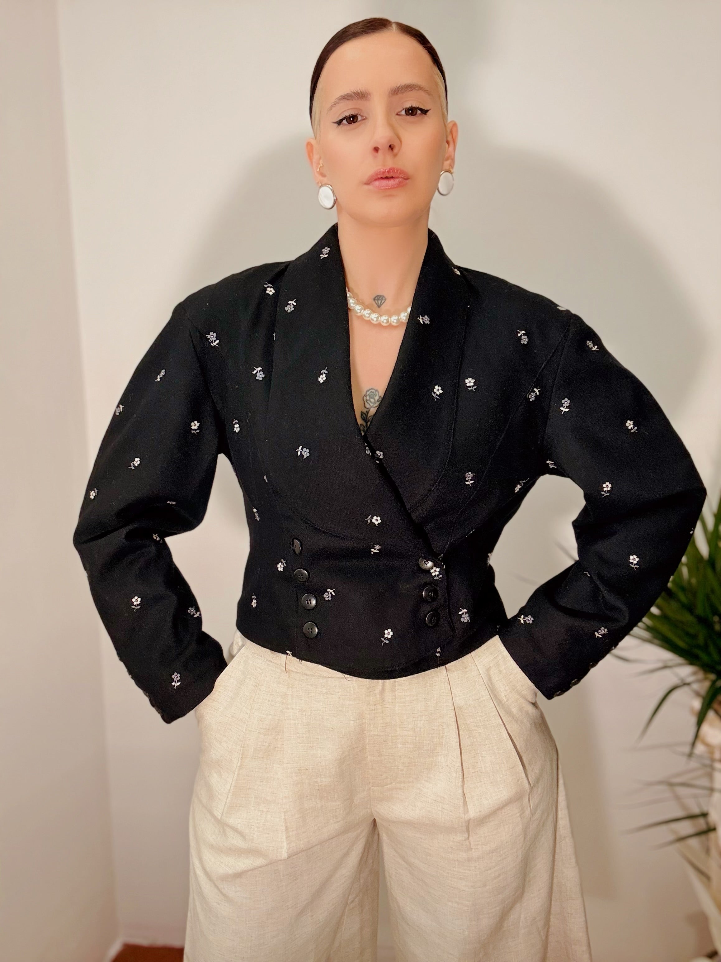 Giacca Vintage Cropped con Ricami Floreali