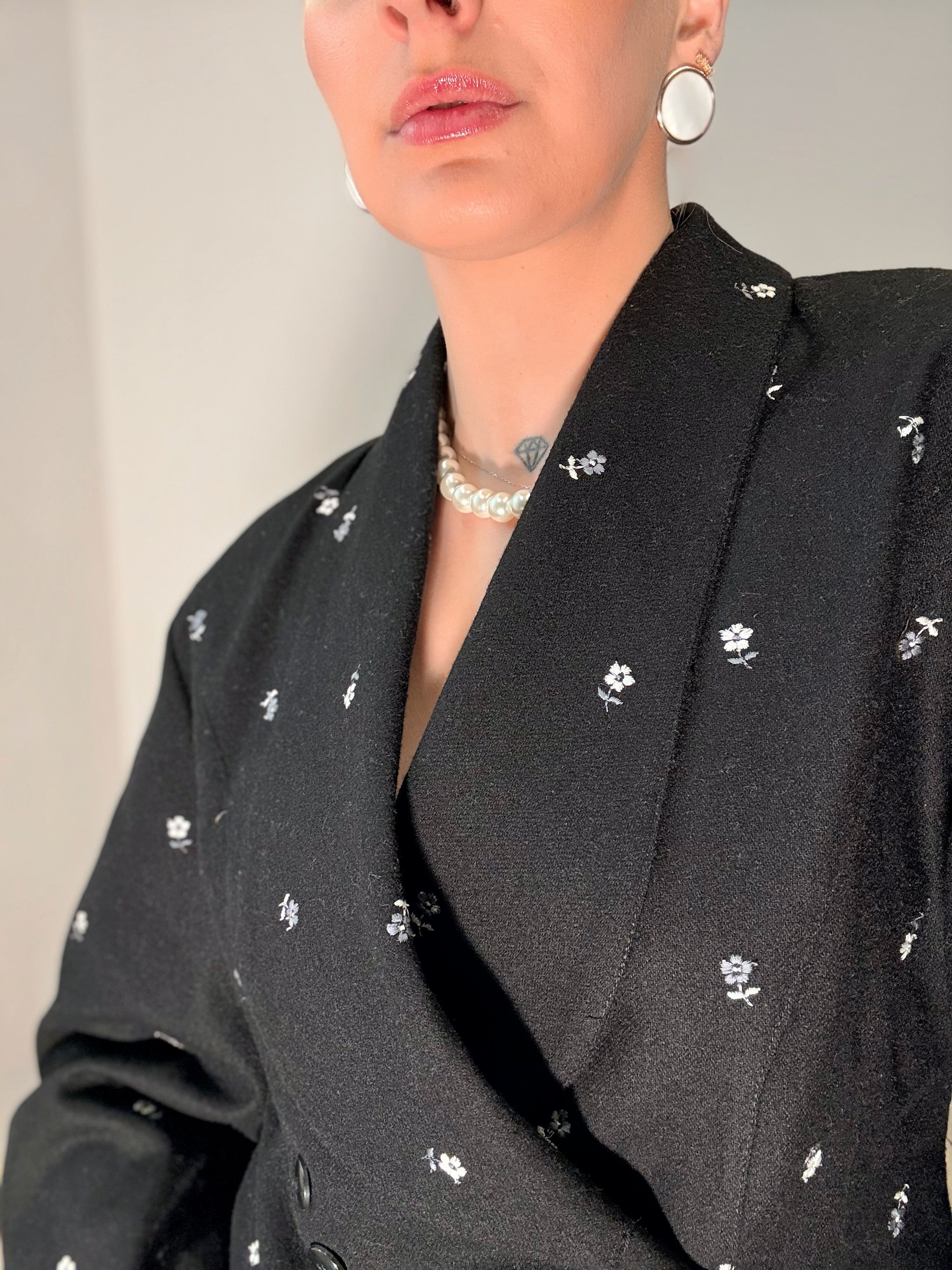 Giacca Vintage Cropped con Ricami Floreali