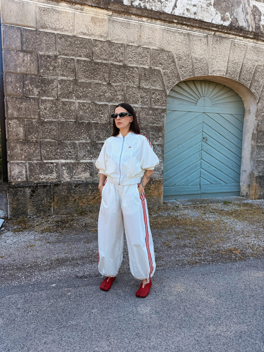 Completo Sport-Chic AMATI Bianco con Bande Rosse