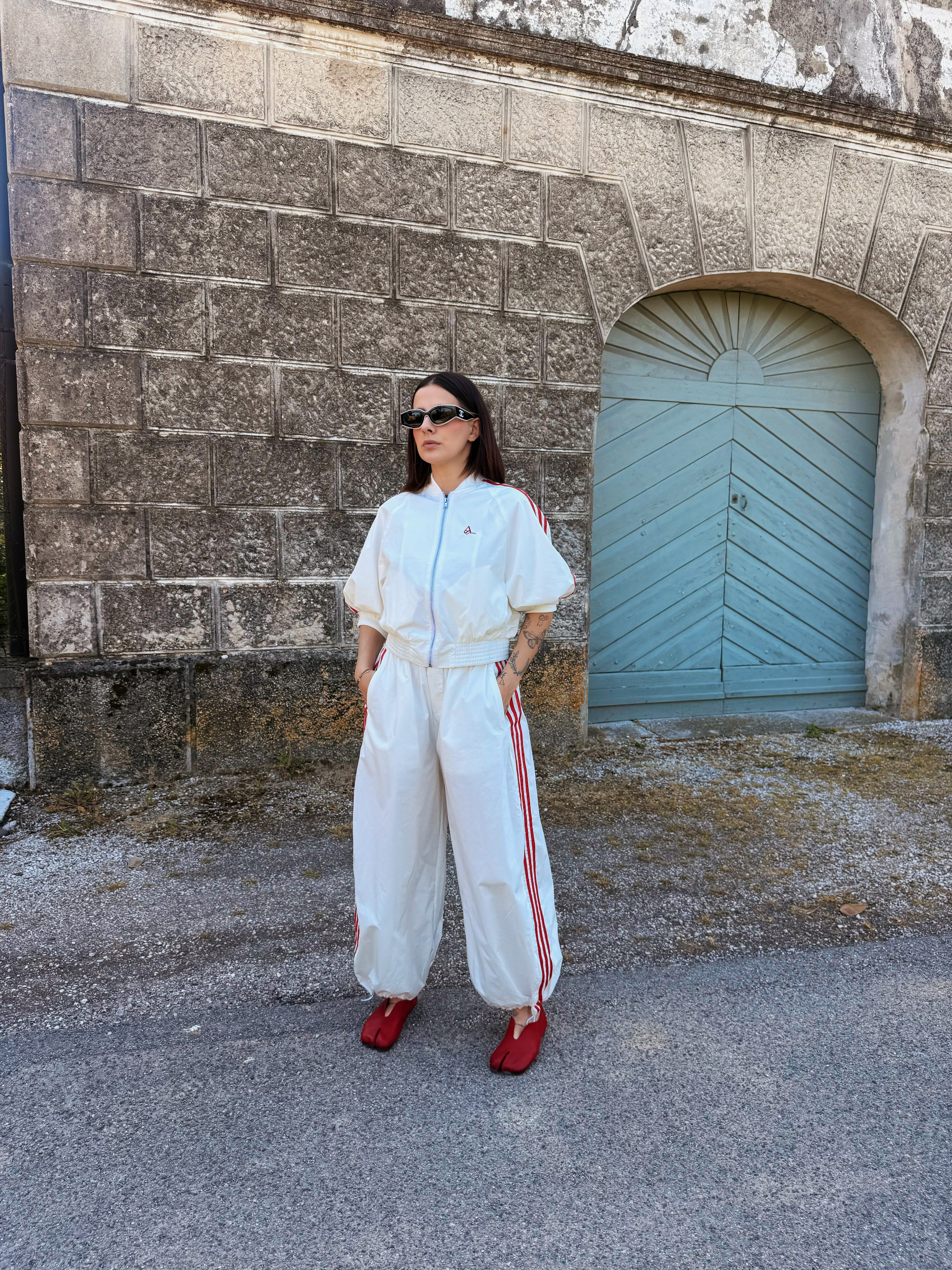 Completo Sport-Chic AMATI Bianco con Bande Rosse