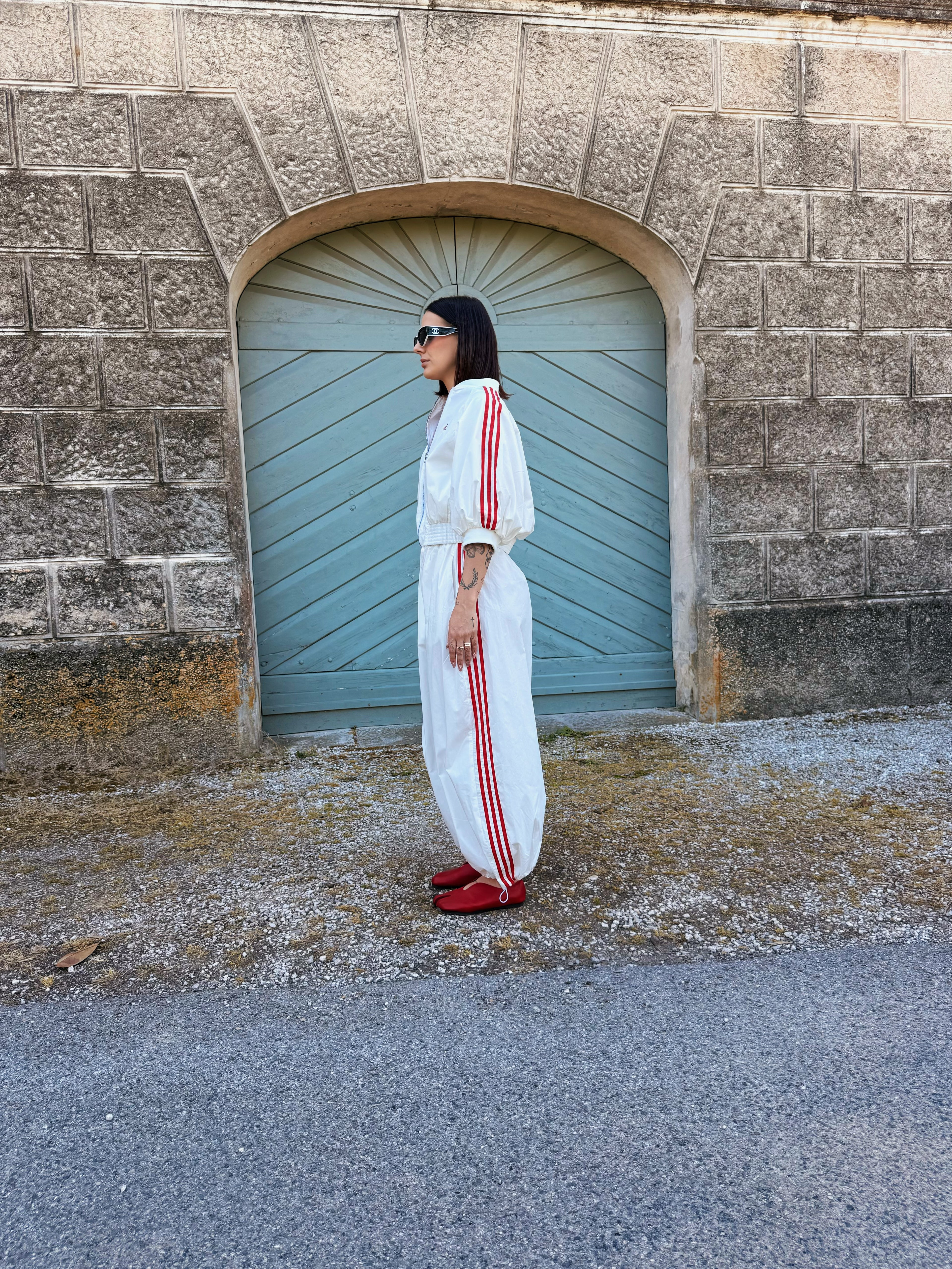 Completo Sport-Chic AMATI Bianco con Bande Rosse