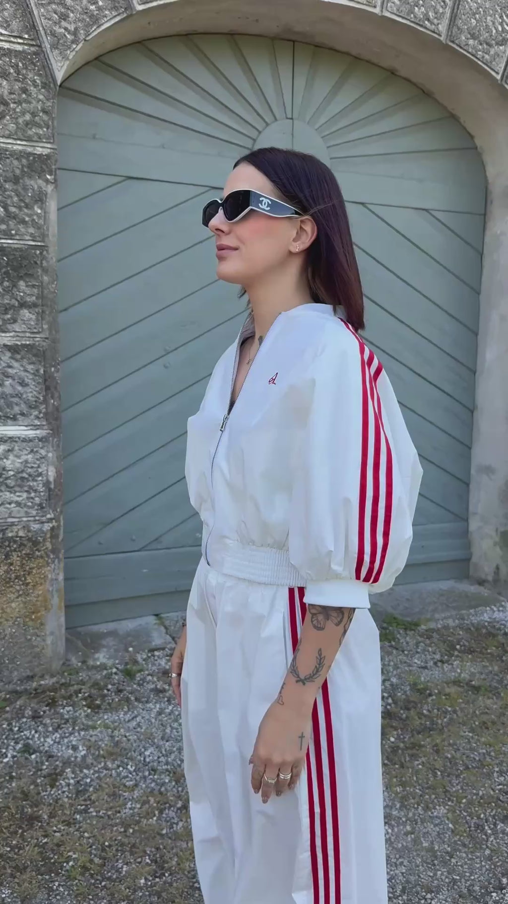 Completo Sport-Chic AMATI Bianco con Bande Rosse